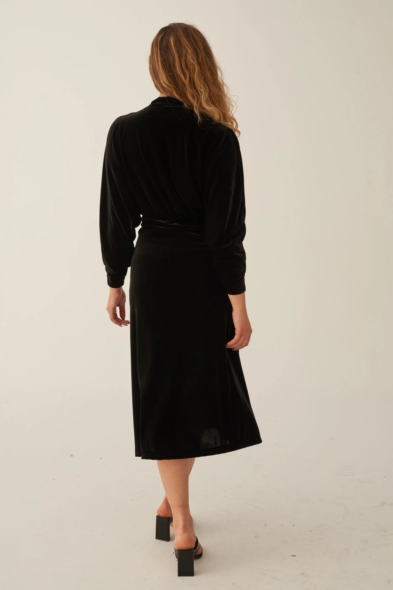 Sukienka Date Night Midi Czarna - Image 7